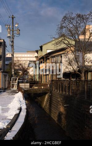 iida, nagano, japan, 2021-29-12 , alte Häuser und ein Kanal in der Stadt Iida. Diese Art von Kanal und Bächen sind sehr häufig in dieser Stadt. Stockfoto