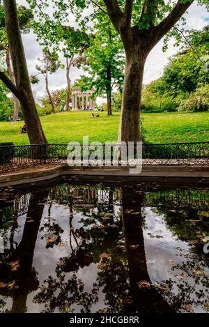 Madrid, Spanien - 16. Mai 2021: Panoramablick auf den Capricho Park. El Capricho wurde 1784 vom Herzog und der Herzogin von Osuna am Stadtrand von Madrid erbaut Stockfoto