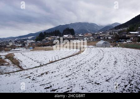 iida, nagano, japan, 2021-29-12 , Blick auf die schneebedeckten Eriefelder im Winter 2021 in der Stadt Iida. Stockfoto