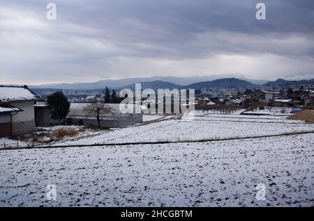 iida, nagano, japan, 2021-29-12 , Blick auf die schneebedeckten Eriefelder im Winter 2021 in der Stadt Iida. Stockfoto