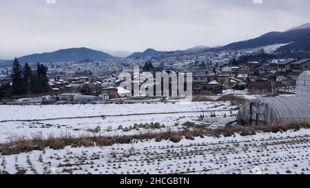 iida, nagano, japan, 2021-29-12 , Blick auf die schneebedeckten Eriefelder im Winter 2021 in der Stadt Iida. Stockfoto