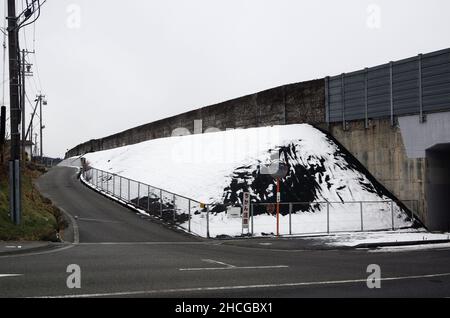 iida, nagano, japan, 2021-29-12 , eine der Autobahnunterführung in der Stadt Iida mit einem vertikalen Schild in roten Buchstaben, das vor der Gefahr warnt, auf Pervert zu treffen Stockfoto