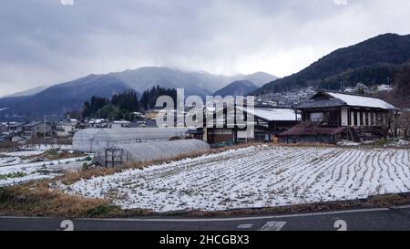 iida, nagano, japan, 2021-29-12 , Blick auf die schneebedeckten Eriefelder im Winter 2021 in der Stadt Iida. Stockfoto