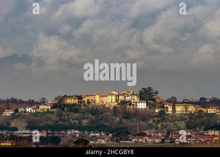 Panoramablick auf Montecalvoli in der Gemeinde Santa Maria a Monte, Pisa, Toskana, Italien Stockfoto