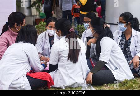 Guwahati, Assam, Indien. 29. Dezember 2021: Assistenzärzte protestieren gegen die Polizeiaktion gegen einen friedlichen Protest der in Delhi ansässigen Ärzte, die wegen der Verzögerung der NEET-Beratung im Gauhati Medical College Hospital (GMCH) in Guwahati, Assam, Indien, am Mittwoch, 29. Dezember 2021 agierten. (Bild: © David Talukdar/ZUMA Press Wire) Bild: ZUMA Press, Inc./Alamy Live News Stockfoto