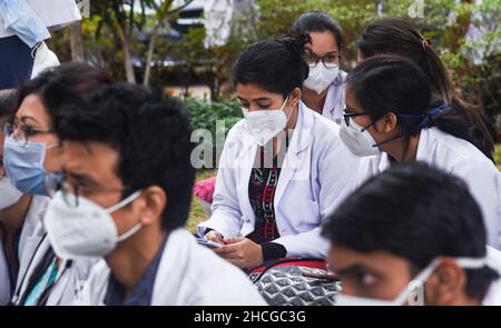 Guwahati, Assam, Indien. 29. Dezember 2021: Assistenzärzte protestieren gegen die Polizeiaktion gegen einen friedlichen Protest der in Delhi ansässigen Ärzte, die wegen der Verzögerung der NEET-Beratung im Gauhati Medical College Hospital (GMCH) in Guwahati, Assam, Indien, am Mittwoch, 29. Dezember 2021 agierten. (Bild: © David Talukdar/ZUMA Press Wire) Bild: ZUMA Press, Inc./Alamy Live News Stockfoto