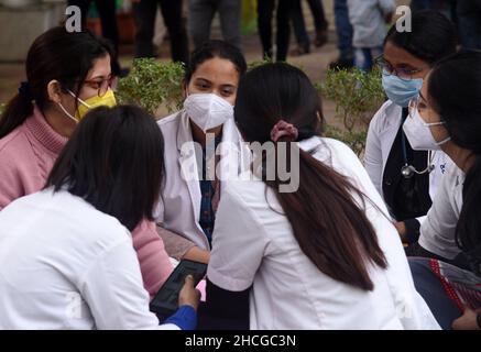 Guwahati, Assam, Indien. 29. Dezember 2021: Assistenzärzte protestieren gegen die Polizeiaktion gegen einen friedlichen Protest der in Delhi ansässigen Ärzte, die wegen der Verzögerung der NEET-Beratung im Gauhati Medical College Hospital (GMCH) in Guwahati, Assam, Indien, am Mittwoch, 29. Dezember 2021 agierten. (Bild: © David Talukdar/ZUMA Press Wire) Bild: ZUMA Press, Inc./Alamy Live News Stockfoto