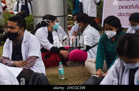 Guwahati, Assam, Indien. 29. Dezember 2021: Assistenzärzte protestieren gegen die Polizeiaktion gegen einen friedlichen Protest der in Delhi ansässigen Ärzte, die wegen der Verzögerung der NEET-Beratung im Gauhati Medical College Hospital (GMCH) in Guwahati, Assam, Indien, am Mittwoch, 29. Dezember 2021 agierten. (Bild: © David Talukdar/ZUMA Press Wire) Bild: ZUMA Press, Inc./Alamy Live News Stockfoto