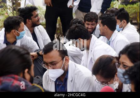 Guwahati, Assam, Indien. 29. Dezember 2021: Assistenzärzte protestieren gegen die Polizeiaktion gegen einen friedlichen Protest der in Delhi ansässigen Ärzte, die wegen der Verzögerung der NEET-Beratung im Gauhati Medical College Hospital (GMCH) in Guwahati, Assam, Indien, am Mittwoch, 29. Dezember 2021 agierten. (Bild: © David Talukdar/ZUMA Press Wire) Bild: ZUMA Press, Inc./Alamy Live News Stockfoto