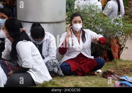 Guwahati, Assam, Indien. 29. Dezember 2021: Assistenzärzte protestieren gegen die Polizeiaktion gegen einen friedlichen Protest der in Delhi ansässigen Ärzte, die wegen der Verzögerung der NEET-Beratung im Gauhati Medical College Hospital (GMCH) in Guwahati, Assam, Indien, am Mittwoch, 29. Dezember 2021 agierten. (Bild: © David Talukdar/ZUMA Press Wire) Bild: ZUMA Press, Inc./Alamy Live News Stockfoto