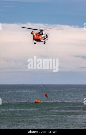 Sommerzeit an der Küste von Bray, irische Küstenwache in Aktion an der Küste von Bray, Bray, Irland Stockfoto