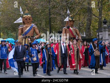 Die Korbgiganten Gog & Magog, Hüter der City of London, Guild of Young Freemen & Company of Basketmakers bei der Lord Mayor’s Show 2021, London. Stockfoto