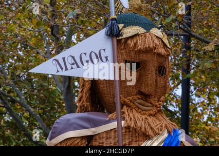 Nahaufnahme von Magog, einem von zwei Korbgiganten, traditionellen Hütern der City of London, in der Lord Mayor’s Show 2021, London. Stockfoto