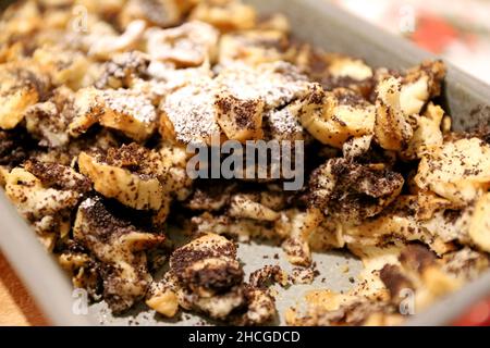 Hausgemachte Süße mit Mohn und Rosinen Gericht am Heiligabend in Ungarn und Polen. Traditionell gebackene Politur und ungarisches Dessert Stockfoto