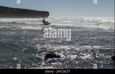 Kiteboarder genießt seinen Sport am Praia da Amoreira, Algarve, Portugal. Stockfoto