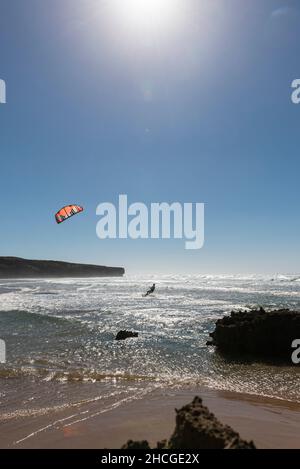 Kiteboarder genießt seinen Sport am Praia da Amoreira, Algarve, Portugal. Stockfoto