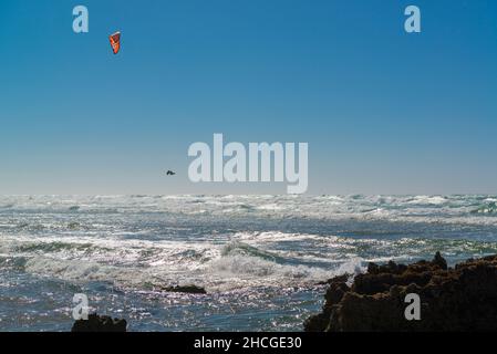 Kiteboarder genießt seinen Sport am Praia da Amoreira, Algarve, Portugal. Stockfoto