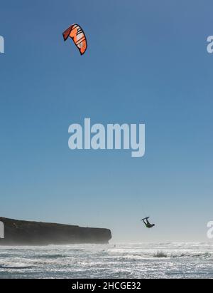 Kiteboarder genießt seinen Sport am Praia da Amoreira, Algarve, Portugal. Stockfoto