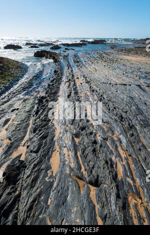 Wunderschöne geologische Felsformationen am Strand von Praia da Amoreira. Algarve, Portugal Stockfoto