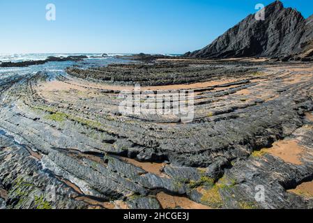 Wunderschöne geologische Felsformationen am Strand von Praia da Amoreira. Algarve, Portugal Stockfoto