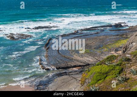 Wunderschöne geologische Felsformationen am Strand von Praia da Amoreira. Algarve, Portugal Stockfoto