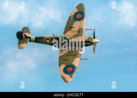 Vickers Supermarine Spitfire MK VB G-MKVB im Flug über Capel-Le-Ferne in der Nähe von Folkestone, England Stockfoto