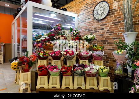 Minsk, Weißrussland - 20. Dezember 2021: Interieur eines floristischen Salons mit Blumen und Blumensträußen Stockfoto