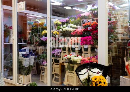 Minsk, Weißrussland - 20. Dezember 2021: Kühlschrank mit Blumen in einem Blumengeschäft Stockfoto