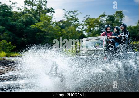 Ein alter Jeep willys geht durch Pfützen und spritzt. Stockfoto