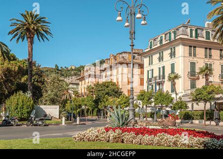 Blumendarstellung auf der Piazza IV Novembre in Rapallo, Ligurien, Italien Stockfoto