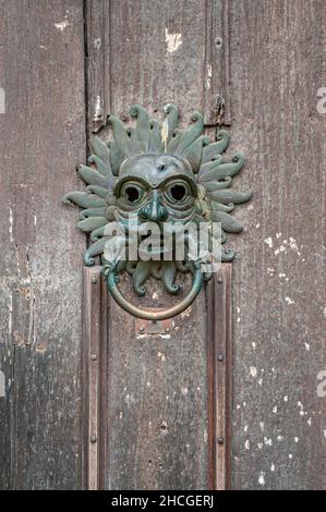 Antiker Türklopfer in der historischen alten Stadt von Reggio Emilia, Emilia Romagna, Nord-Italien. Stockfoto