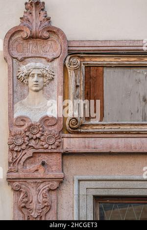 Architekturdetail Jugendstil Marmor eine in der historischen alten Stadt Parma, Emilia-Romagna. Stockfoto