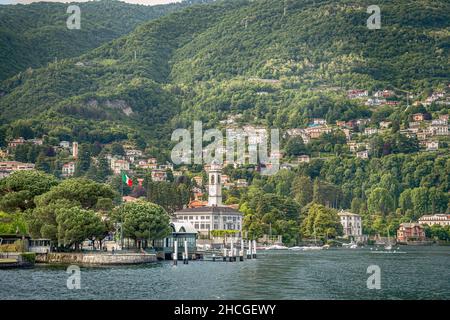 Hafengebiet von Cernobbio am Comer See vom See aus gesehen, Lombardei, Italien Stockfoto