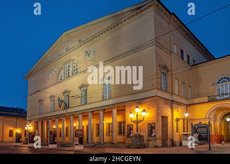 Teatro Regio di Parma, ein berühmtes Opernhaus aus dem 19. Jahrhundert und Operngesellschaft in Parma, Italien, bei Nacht. Stockfoto