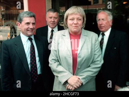 File photo dated 28/05/97 of (left to right) Orange Order Grand Master Robert Saulters, Adam Ingram, Minister of State for Northern Ireland, Mo Mowlam, Secretary of State for Northern Ireland and John McCrea, Orange Order Belfast District Master, at the House of Orange in Belfast, to discuss the Parades issue. Mo Mowlam betrachtete einen Versuch, die Paraden-Kommission zu überzeugen, einen Bericht über streitige Märsche zu verzögern, angesichts der Befürchtungen, dass es die Friedensgespräche in Nordirland destabilisieren könnte, so die kürzlich veröffentlichten Dokumente des National Archives. Ausgabedatum: Mittwoch, 29. Dezember 2021. Stockfoto