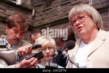 Datei-Foto vom 07/07/97 des damaligen nordirischen Sekretärs Mo Mowlam im Gespräch mit den Medien vor Stormont Castle nach der schlimmsten Straßengewalt seit Jahren, als die Wut explodierte, nachdem die Parade der Drumcree des Orangenen Ordens vorüber ging. Ein irischer Regierungsbeamter fragte einen NIO-Minister nach Spekulationen, dass die britische Armee auf dem Höhepunkt des Streits 1997 die Garvaghy Road in Portadown für Poller „messen“ werde, so die kürzlich veröffentlichten Dokumente des National Archives. Ausgabedatum: Mittwoch, 29. Dezember 2021. Stockfoto