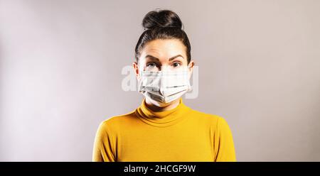 Frau trägt Schutzmaske gegen Coronavirus-Ausbruch COVID-19. Banner Panorama medizinisches Personal präventive Ausrüstung. Stockfoto