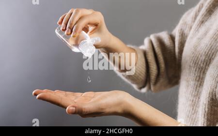 Händedesinfektionsmittel Alkohol Gel reiben saubere Hände Hygiene Prävention von Coronavirus-Virus Ausbruch. Frau mit einer Flasche antibakteriellen Desinfektionsmittel Seifengel. Stockfoto