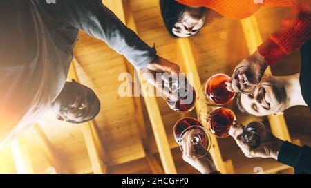 Multirassische glückliche Freunde, die sich drinnen amüsieren, Junge Leute, die gemeinsam Wein in einem Bauernweingarten genießen, Jugend- und Freundschaftskonce Stockfoto