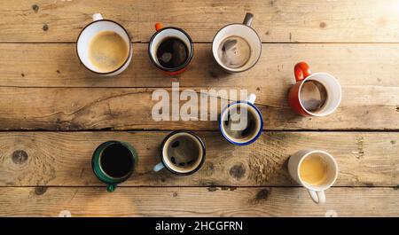 Viele Kaffeetassen oder Tassen auf einem Holztisch, Draufsicht Stockfoto