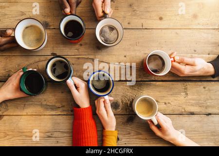 Freunde Gruppe trinken Kaffee und Cappuccino in einer Bar oder Restaurant - Menschen Hände jubeln und toasten auf top view Point - Frühstück zusammen concep Stockfoto