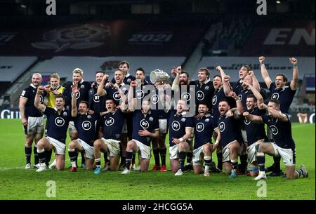 Datei-Foto vom 06-02-2021 von Schottland Feiern Sie mit dem Kalkutta Cup nach dem Guinness Six Nations Spiel im Twickenham Stadium, London. Die Pandemie hat den Sport auch 2021 weiter beeinträchtigt, aber es gab immer noch eine Reihe bemerkenswerter Erfolge von schottischen Teams und Einzelpersonen. Hier wirft die PA-Nachrichtenagentur einen Blick auf 12 Erfolgsgeschichten aus der ganzen Sportwelt. Ausgabedatum: Mittwoch, 29. Dezember 2021. Stockfoto