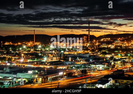 Bunte Lichter in der Nacht in Mount Isa. Stockfoto