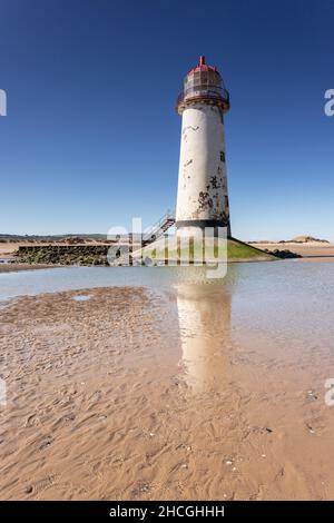 Punkt des Ayr Leuchtturms am Talacre Strand, Nordwales Stockfoto