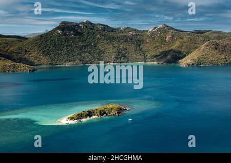 Luftaufnahme von Black and Hook Island, einem Teil der Whitsunday Islands. Stockfoto