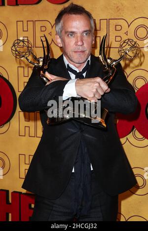 (DATEI) Jean-Marc Vallee tot um 58 Uhr. WEST HOLLYWOOD, LOS ANGELES, KALIFORNIEN, USA - SEPTEMBER 17: Der kanadische Filmemacher Jean-Marc Vallee (Jean-Marc Vallée), Gewinner der jährlichen Primetime Emmy Awards 69th herausragende Regie für eine Limited Series, Film, Oder die dramatische Sonderauszeichnung für „Big Little Lies“ kommt bei der HBO Emmy Awards After Party 2017 an, die am 17. September 2017 im Plaza im Pacific Design Center in West Hollywood, Los Angeles, Kalifornien, USA, stattfand. (Foto von Xavier Collin/Image Press Agency) Stockfoto