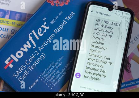 London, Großbritannien, 29. Dezember 2021. Das NHSBooster-Programm schickte eine Textnachricht, in der die Menschen aufgefordert wurden, sich impfen zu lassen oder Covid-19-Booster-Jab zu nehmen, um sich selbst oder ihre Lieben vor der Covid-omicron-Variante in England zu schützen. Quelle: Xiu Bao/Alamy Live News Stockfoto