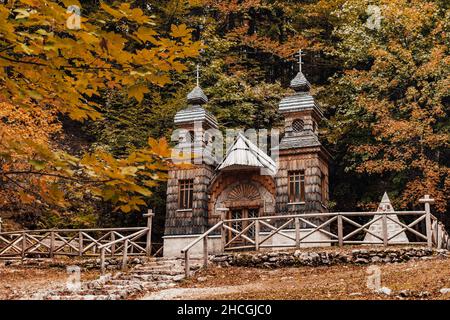 Panoramablick auf die russisch-orthodoxe Holzkapelle auf dem Vrsic-Pass in Slowenien Stockfoto