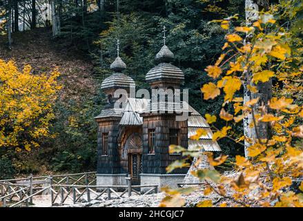 Panoramablick auf die russisch-orthodoxe Holzkapelle auf dem Vrsic-Pass in Slowenien Stockfoto