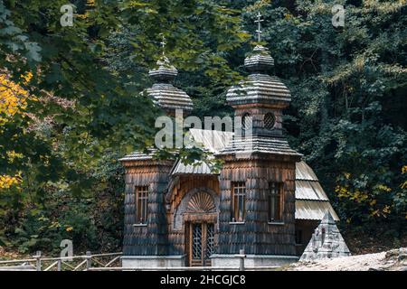 Panoramablick auf die russisch-orthodoxe Holzkapelle auf dem Vrsic-Pass in Slowenien Stockfoto